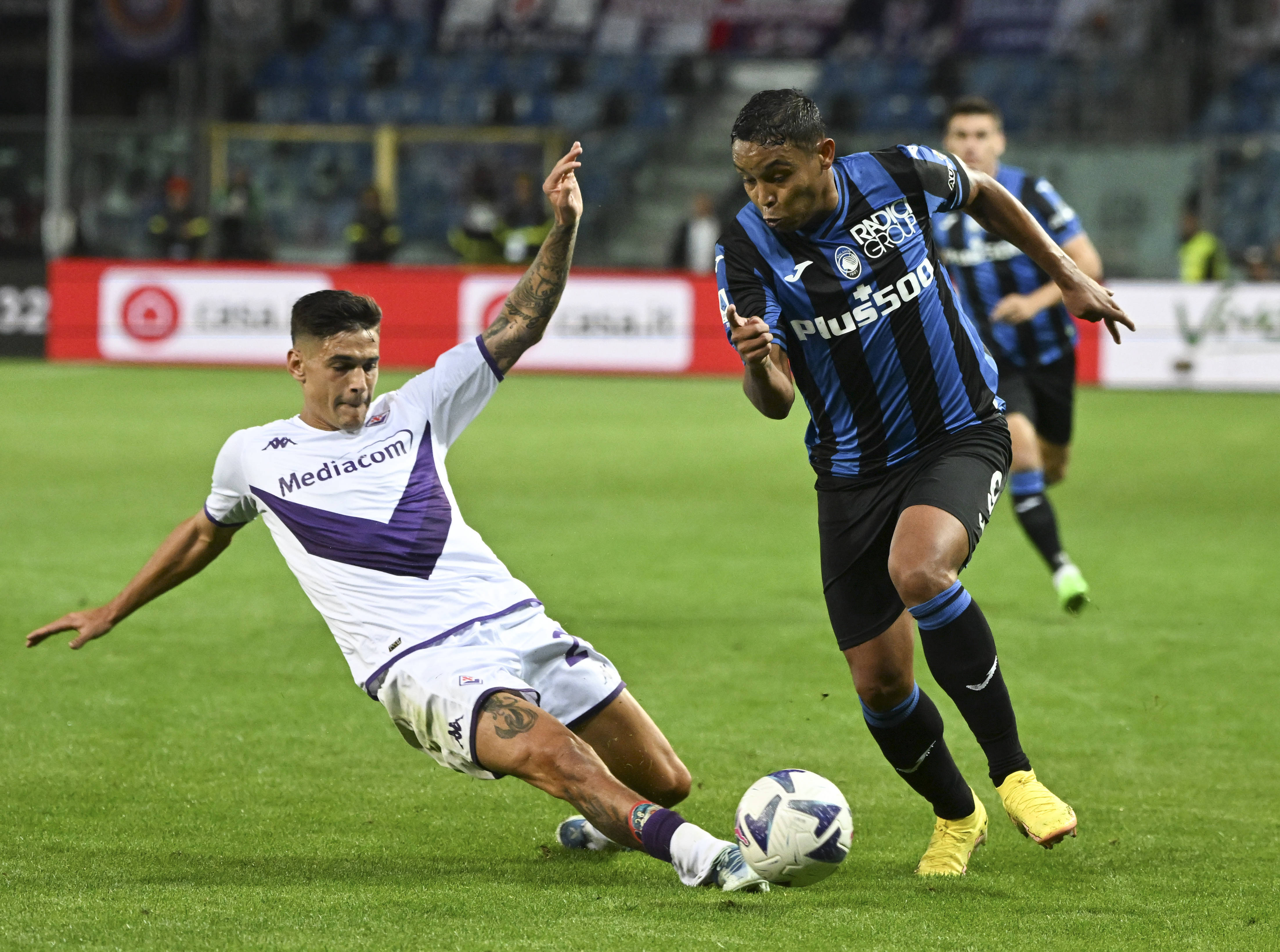 佛罗伦萨客场取胜，球队迎来赛季第一场胜利(佛罗伦萨0102赛季阵容)