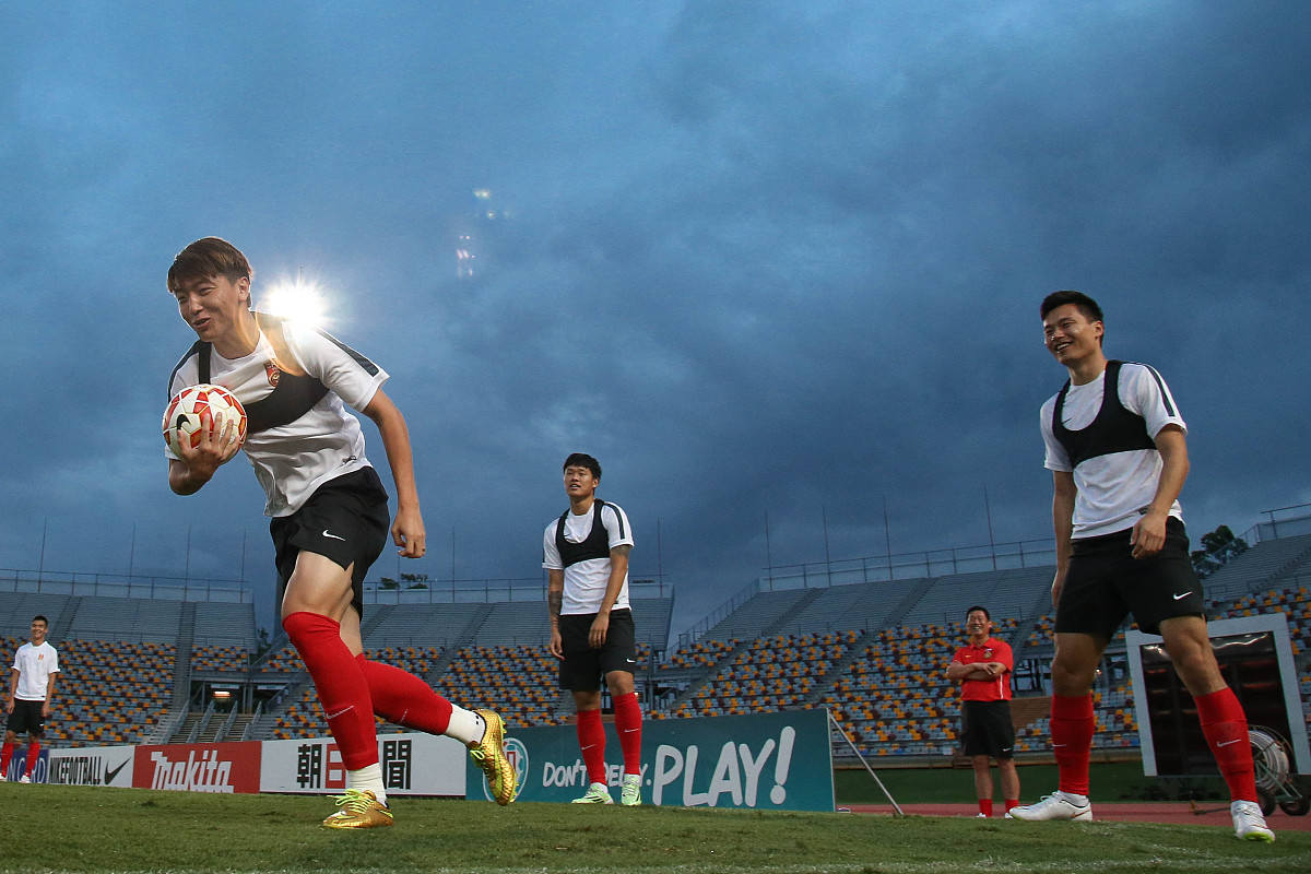 胜败乃兵家常事，足球比赛中体现团队拼搏(足球比赛时,队员们提出“胜不骄,败不馁”)