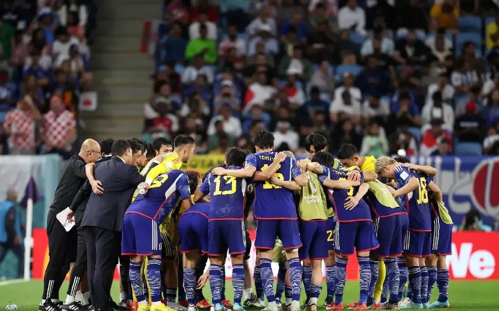 胜败乃兵家常事，足球比赛中体现团队拼搏(足球比赛时,队员们提出“胜不骄,败不馁”)